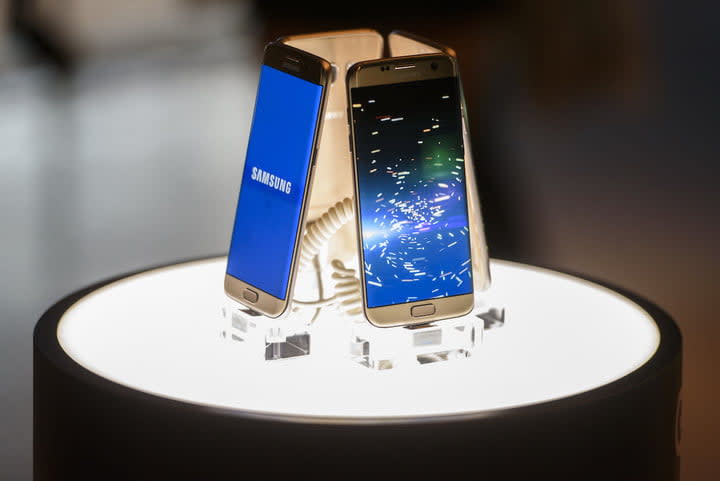 Los teléfonos Galaxy S7 en un pedestal en su lanzamiento | Cómo restaurar de fábrica el Galaxy S7 y S7 Edge