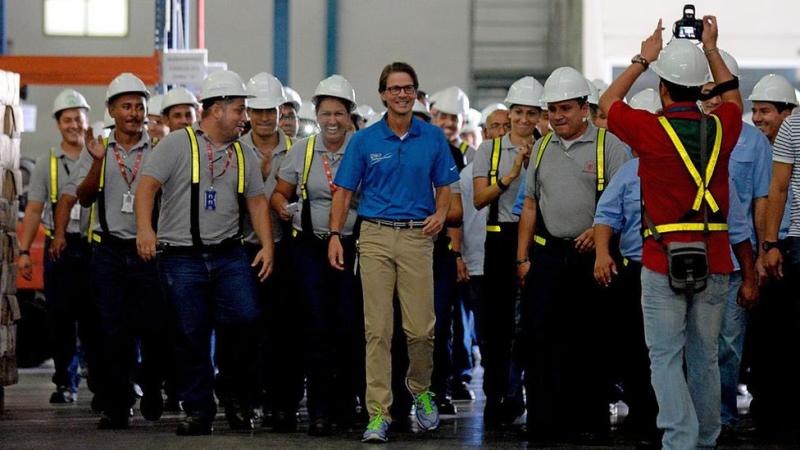 Lorenzo Mendoza junto a un grupo de trabajadores de Polar.