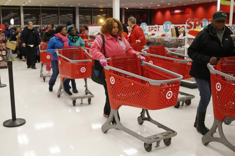 Thanksgiving Day shoppers line up to start shopping at a Target store in Chicago, November 27, 2014. REUTERS/Andrew Nelles (UNITED STATES - Tags: BUSINESS SOCIETY)