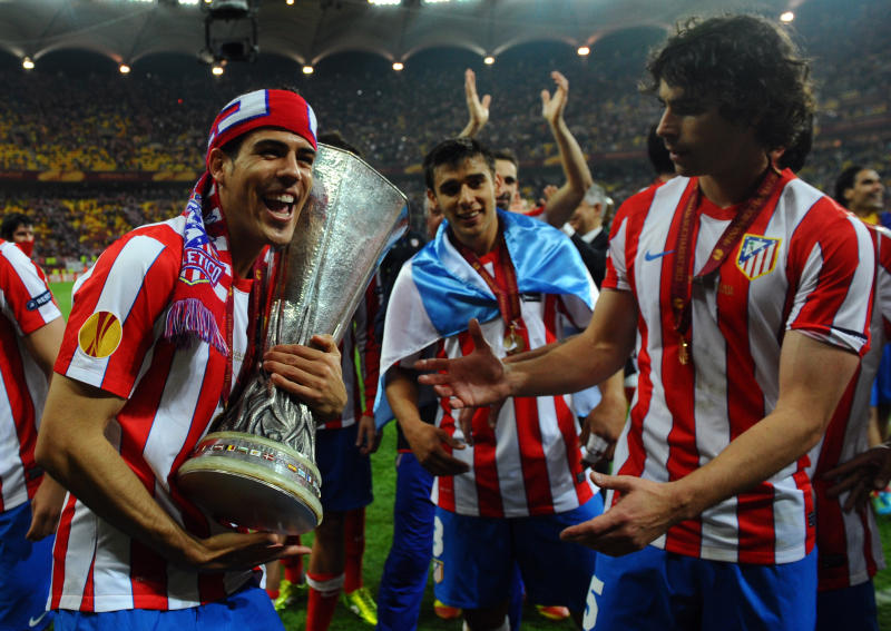 Domínguez sujeta la copa de la Europa League conseguida tras la final disputada el 9 de mayo de 2012 en Bucarest ante el Athletic de Bilbao. (Foto: Pierre-Philippe Marcou / AFP / GettyImages).