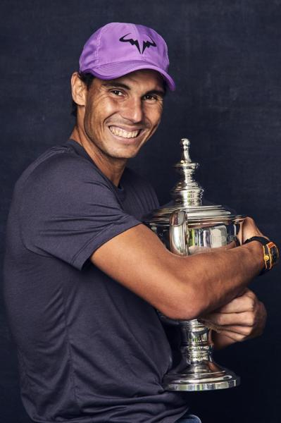 Fotografía promocional cedida por la Asociación de tenis de los Estados Unidos (USTA) donde aparece el tenista español Rafael Nadal mientras posa con la Copa del Abierto de Tenis de Estados Unidos.