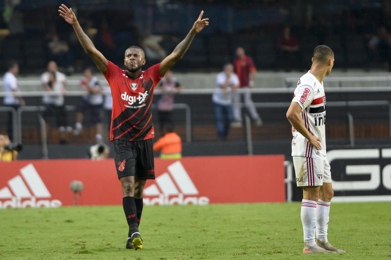 SÃO PAULO, SP, 10.11.2019 - SÃO PAULO-ATHLÉTICO-PR ? Marcelo Cirino do Athlético-PR comemora seu gol durante partida contra o São Paulo, jogo válido pela trigésima segunda rodada do Campeonato Brasileiro 2019, disputada no estádio do Morumbi em São Paulo, neste domingo, 10. (Foto: Levi Bianco/Brazil Photo Press/Folhapress)