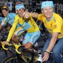 File photo of Astana team rider Vincenzo Nibali (L) of Italy celebrates with team manager Alexandre Vinokourov of Kazakhstan as they parade to celebrates his overall victory after the 137.5 km final stage of the 2014 Tour de France, from Evry to Paris Champs Elysees, July 27, 2014.            REUTERS/Jean-Paul Pelissier