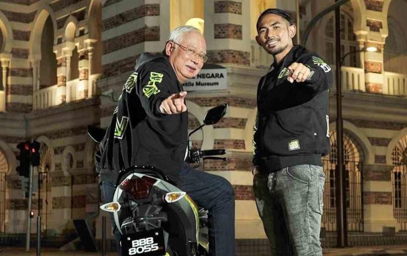 Datuk Seri Najib Razak with entrepreneur Ron Kamisan at Dataran Merdeka. ― Picture via Instagram/ron_kamisan