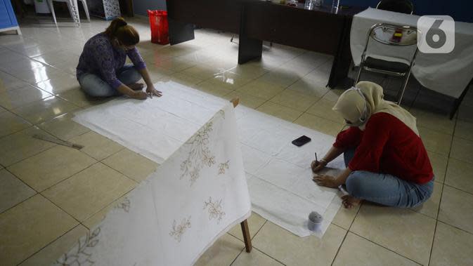 FOTO Mengintip Proses  Pembuatan  Batik  Kembang Mayang