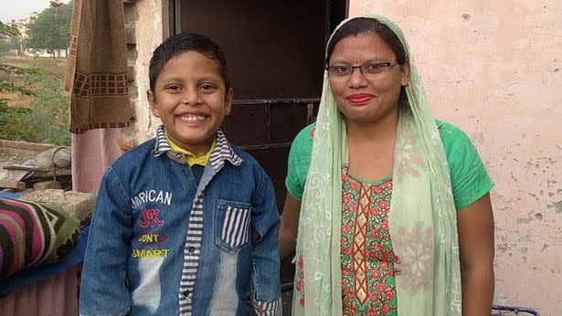 Shivam e sua mãe; menino virou 'celebridade' no bairro onde vive (Mediadrumimages/NewsFiesta)