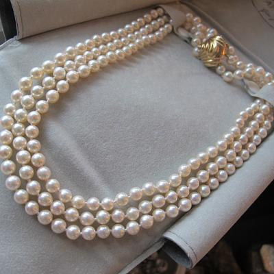PEARL NECKLACE, cultured pearls, clasp in 18k white gold, blue