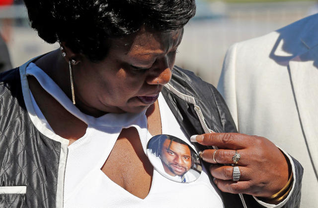 Valerie Castile looks at a photo button of her son Philando during a press conference on the state Capitol grounds in Saint Paul, Minnesota, July 12, 2016. (Eric Miller / Reuters)