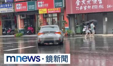 又見行人地獄！　休旅車左轉撞傷女大學生｜#鏡新聞