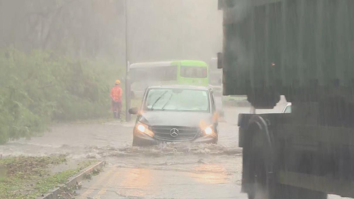 天文台一度發紅雨警告 大嶼南錄得逾200毫米雨量