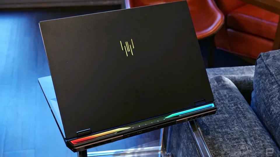 Acer Predator Helios 18 電競筆電帶來 CES 中令人印象最深刻的 RGB 轉軸