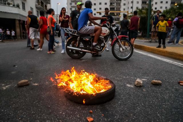 AME4116. CARACAS (VENEZUELA), 31/03/2019.- Un grupo de personas protesta por la falta de agua potable y electricidad, en la Avenida Baralt, en el centro de Caracas (Venezuela). La falta de agua causada por una semana de apagones en Venezuela terminó empujando a los venezolanos a las calles para protestar contra el Gobierno de Nicolás Maduro en una jornada en la que hubo enfrentamientos en Caracas con disparos sin que se conozca todavía si alguien resultó lastimado. EFE/MIGUEL GUTIERREZ