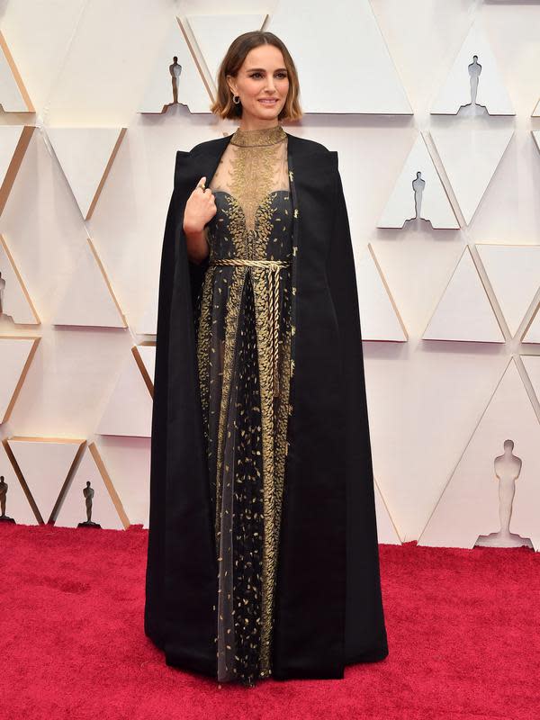 berita unik 2020 FOTO Jubah Unik Natalie Portman di Oscar 2020 Jadi Sorotan