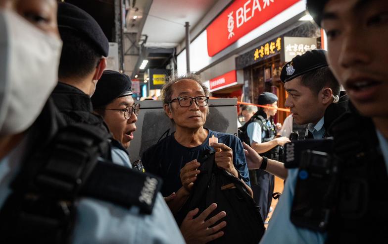 六四前後兩日警拘 5 人｜市民續赴荷里活商場獻花致哀｜安倍前顧問擬港籌建基金｜林作借慘案抽水被炒麥明詩畀 Like｜6 月 5 日・Yahoo 早報