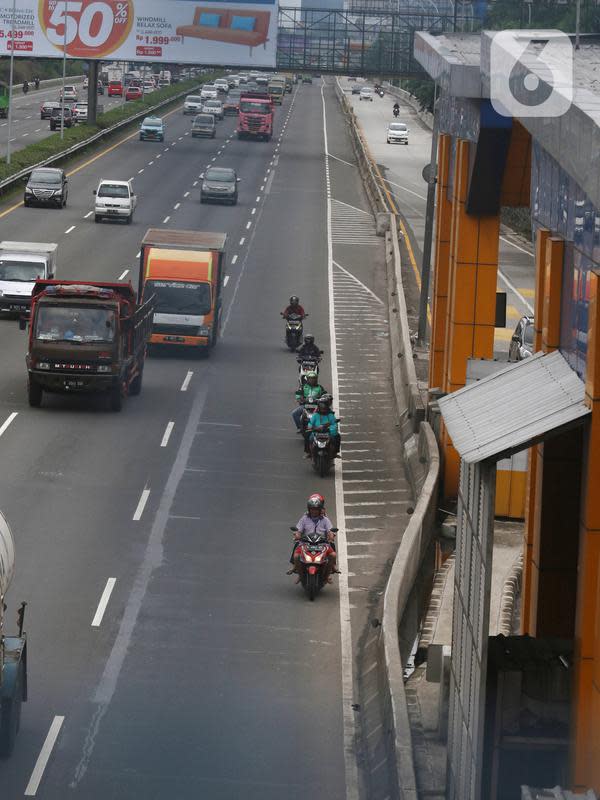 FOTO Hindari Banjir Sepeda  Motor  Masuk Tol Karang Tengah 