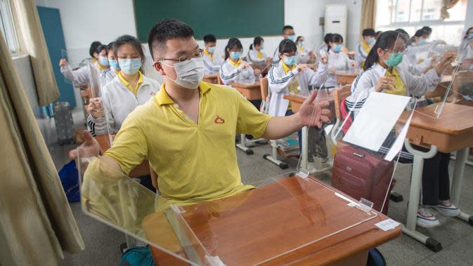 FOTO Kembali Bersekolah Pelajar Wuhan Gunakan Pembatas 