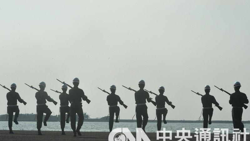 你認為目前台灣4個月的軍事訓練是否足夠？