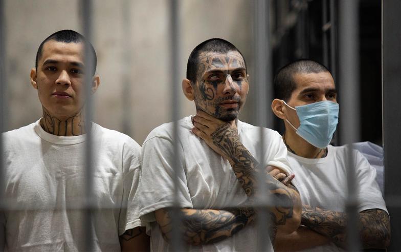 「不要有眼神接觸」：BBC走進薩爾瓦多打擊黑幫的巨型監獄