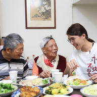 伊起愛圍爐 送暖到「老」家