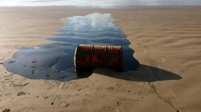 Barril de petróleo na praia de Barra dos Coqueiros, Sergipe (AFPP