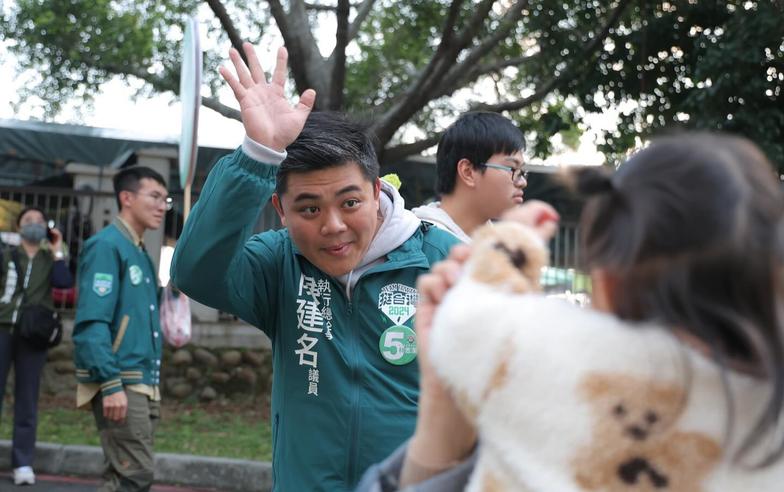 涉性騷！民進黨議員陳建名遭爆勾脖強吻女歌手　當事人：未感不妥