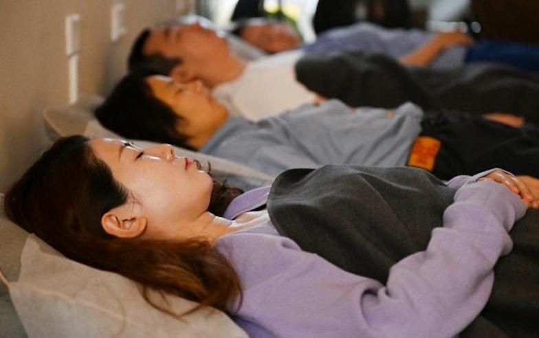 新冠疫情後的「睡眠經濟」：在聲音療癒館中「躺平」的中國年輕人