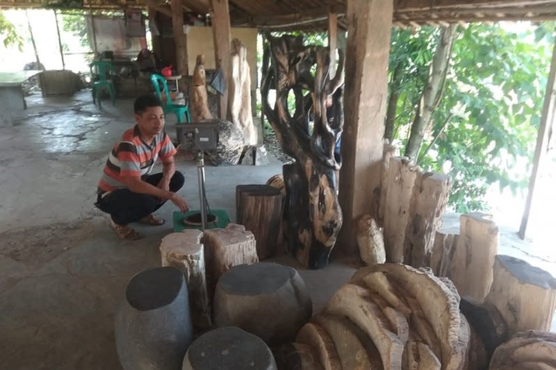  Kerajinan  batu  fosil  Lebak tembus pasar mancanegara