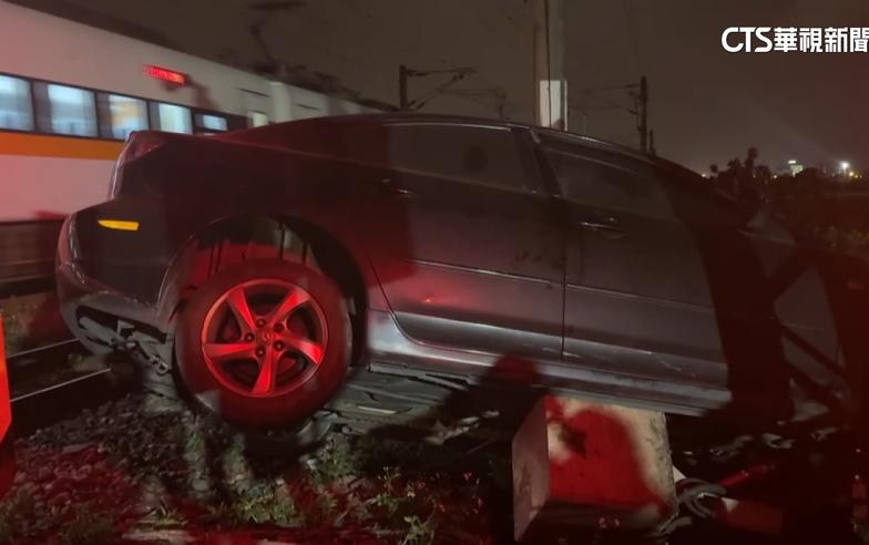 轎車撞平交道水泥墩卡鐵軌　普悠瑪險撞上