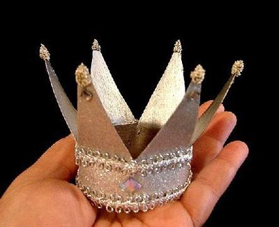 27 PCS Gold Crown Cake Topper Mini Crown Crowns for Flower Bouquets  Glittering Metal Queen Crown for Girls Lady Bridal Wedding Vintage Cake  Decoration
