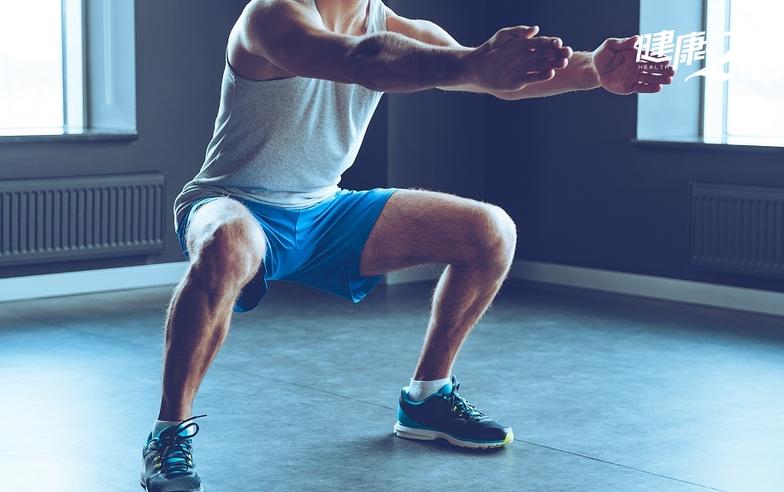 膝關節退化可以運動嗎？4運動最不傷膝蓋 醫警告：這種深蹲超傷膝關節