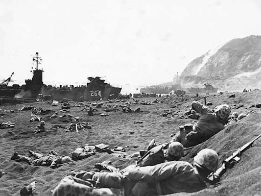 Marines_burrow_in_the_volcanic_sand_on_the_beach_of_Iwo_Jima.jpg.cf.jpg
