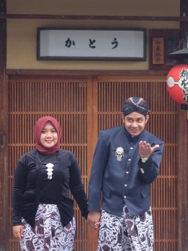 Viral Pasangan Foto Prewedding di Jepang Pakai Baju Adat Jawa
