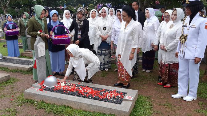 Peringati Hari Ibu Istri Maruf Amin Doa Dan Tabur Bunga Di