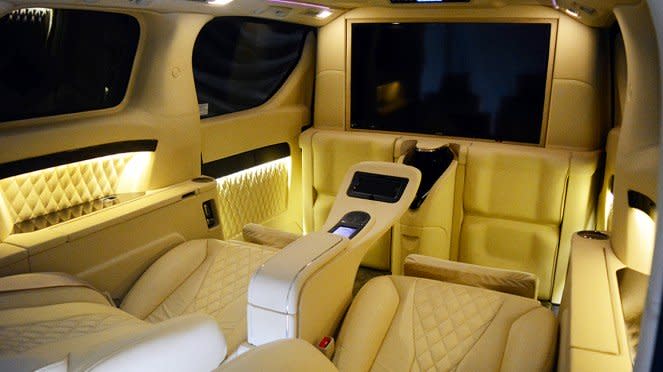 Adu Keren Mobil  Sultan Hotman Paris dan Raffi Ahmad