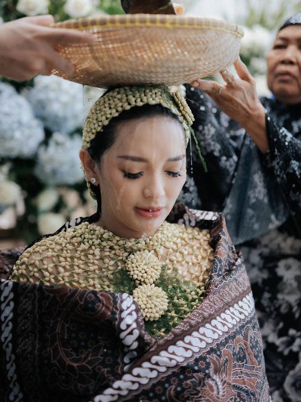 10 Potret Syukuran Tujuh Bulanan Zaskia  Gotik 