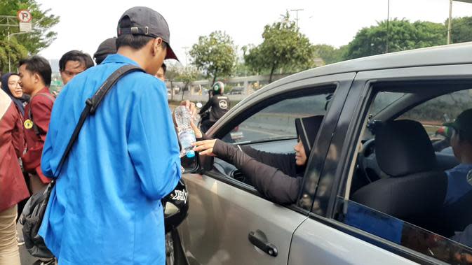 Simpati dengan Aksi Mahasiswa, Warga Bagikan Makanan dan ...