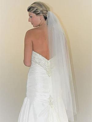 Unsutuo 2 Tiers Bride Wedding Veil Short Fingertip Bridal Tulle Veil with  Comb and Cut Edge (Ivory)