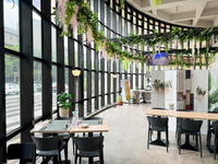 藏身大學校園的玻璃屋咖啡廳，在陽光灑落的明亮空間裡享受悠閒的午後時光～