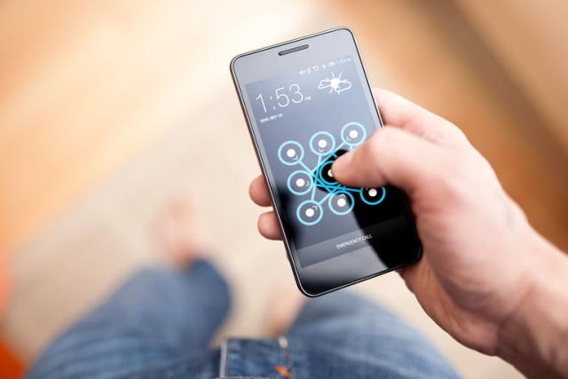 Una persona activa su teléfono móvil con su patrón de seguridad | Cómo desbloquear un Android