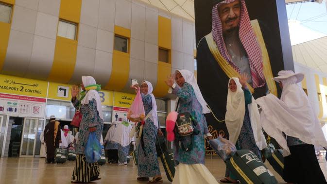 Tiba di Makassar Jemaah Haji Pria Gunakan Pakaian Ala 