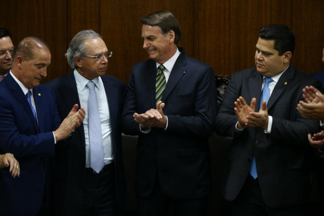 BRASÍLIA, DF, 05.11.2019 - PACTO-ECONÔMICO - O presidente Jair Bolsonaro, acompanhado dos ministros Paulo Guedes (Economia) e Onyx Lorenzoni (Casa Civil), entrega ao presidente do senado, Davi Alcolumbre (DEM-AP), um conjunto de propostas para dar maior flexibilidade ao Orçamento, ações para elevar os repasses de recursos a estados e municípios (pacto federativo), além da revisão de cerca de 280 fundos públicos. O ato foi no gabinete da presidência do Senado. (Foto: Pedro Ladeira/Folhapress)