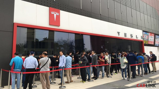 TESLA 預接單資金真的狂！史上最大超級電池工廠 Gigafactory 揭幕