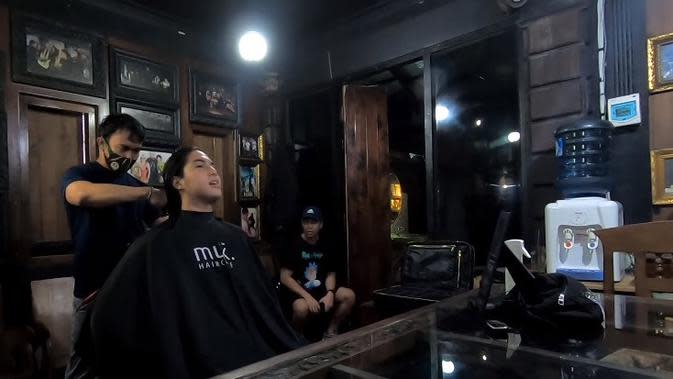 Biasa Tampil Gondrong  Ini 6 Momen El  Rumi Cukur Rambut  