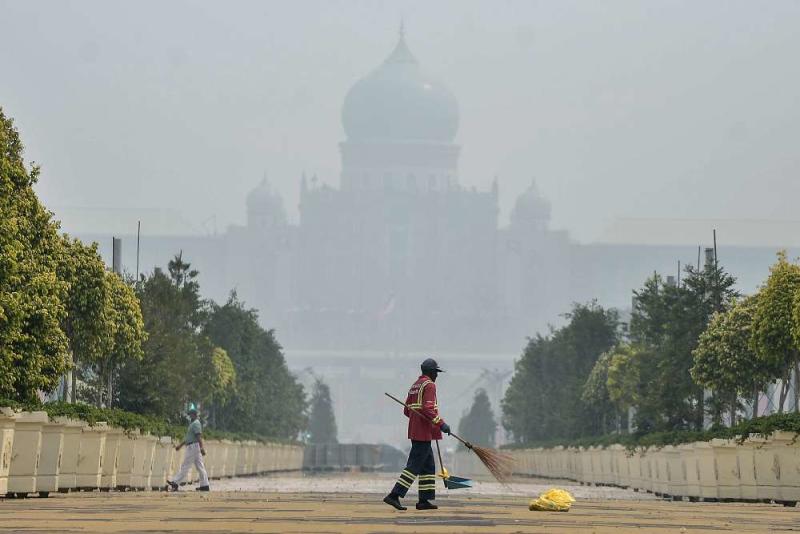 Unrelenting haze makes 40 spots in Malaysia unhealthy