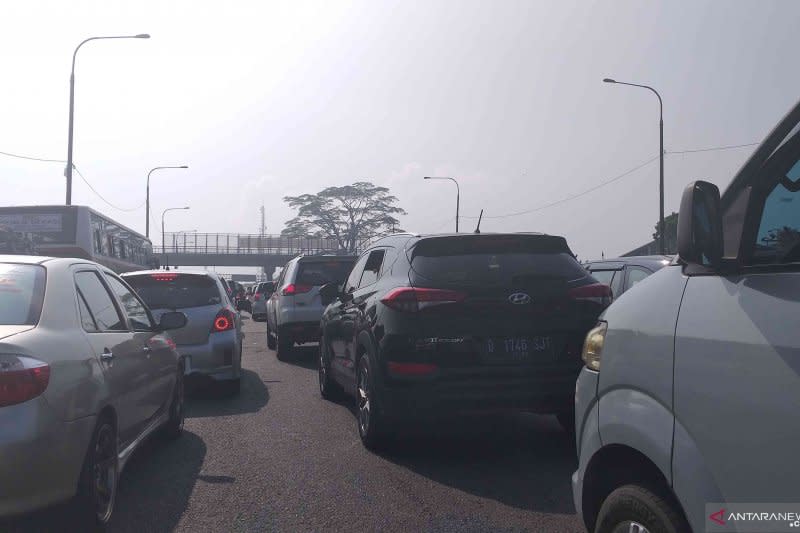  Pintu  Tol  Cileunyi  Bandung macet dua km  lebih