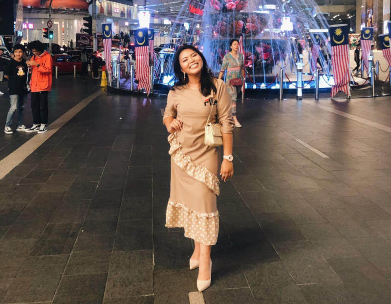 Farah cut a flattering figure in the dress which she paired with light-coloured pumps and a quilted handbag. — Picture from Instagram/wanffarah