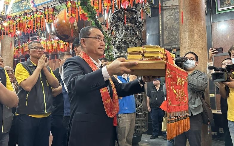 板橋慈惠宮媽祖遶境起駕　侯友宜點起馬炮祈求地方康泰、平安無災