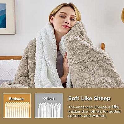 Bedsure Fleece Blanket Queen Size for Bed - Grey Queen Blanket Winter Fuzzy  Cozy Soft Plush Warm Blankets for Bed, 90x90 inches : : Home