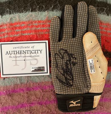 Ichiro Suzuki Authentic Hand Signed Autographed Memorabilia