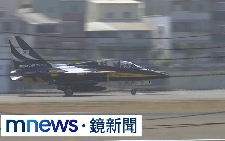 韓國黑鷹過境高雄！　小港機場附近湧軍事迷｜#鏡新聞